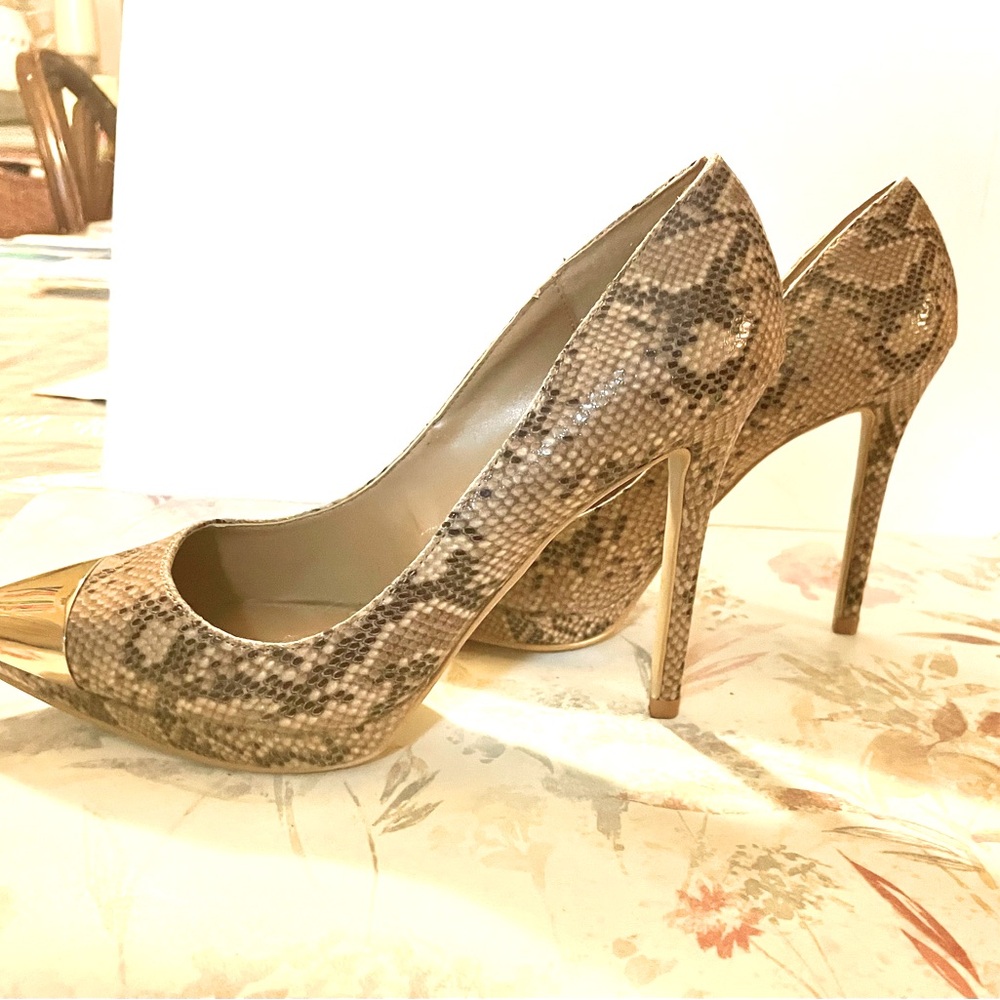 STEVE MADDEN FAUX SNAKESKIN W/GOLD TOE 5”HEELS W 1/2 “ wedge